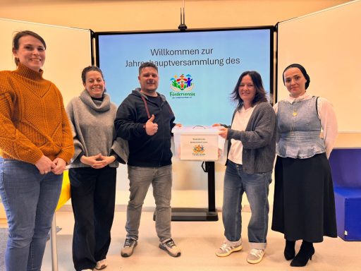 Übergabe der Bastelkisten an Frau Blankenstein